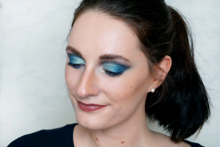 Makeup Look mit blauem Augenmakeup