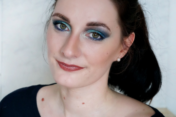 Makeup Look mit blauem Augenmakeup