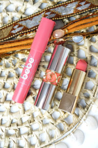 Lippenprodukte für den Sommer in pink und coral Tönen