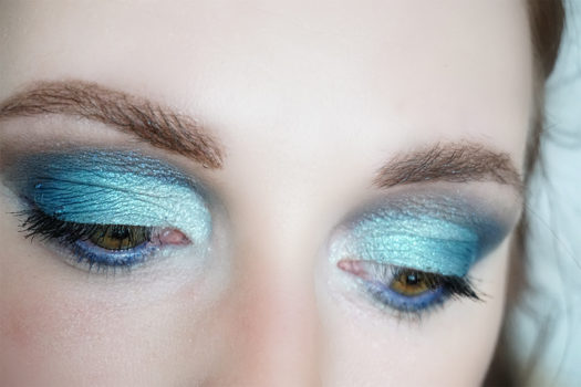 Pantone Color Classic Blue inspiriertes Augenmakeup